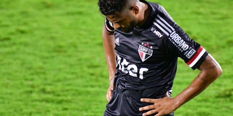 São Paulo joga mal e leva quatro do Red Bull Bragantino no Brasileiro