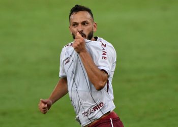 Flu vira sobre o Fla, volta a vencer e impede rival de encostar no São Paulo