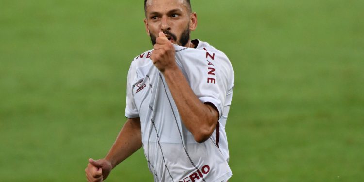 Flu vira sobre o Fla, volta a vencer e impede rival de encostar no São Paulo