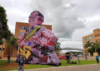 Manifestantes inflam boneco de Bolsonaro sujo de sangue em frente à Anvisa