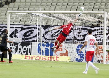 Em jogo de três pênaltis, Bragantino surpreende e vence o Ceará no Castelão