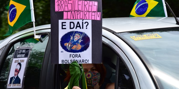 Após esquerda, grupos à direita promovem carreatas contra Bolsonaro