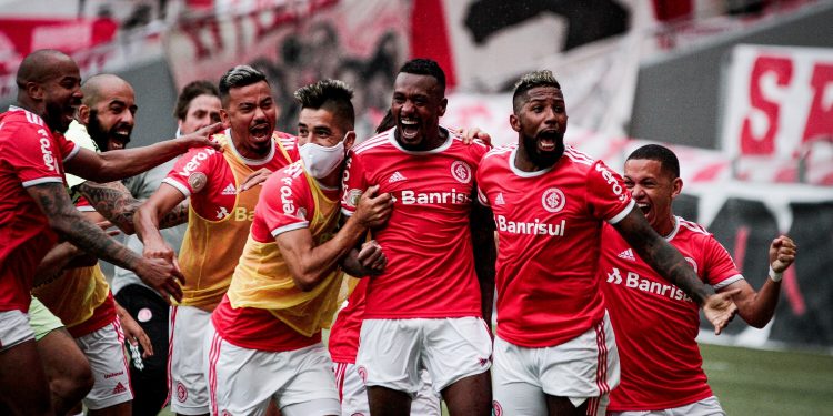 Inter vira no fim, quebra jejum contra Grêmio e amplia vantagem na ponta