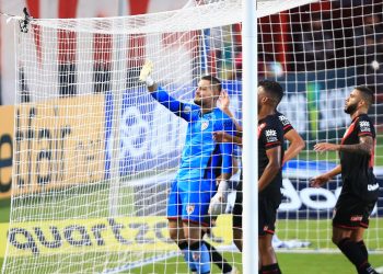 Com defesa de pênalti e gol de goleiro, Atlético-GO vence Fortaleza