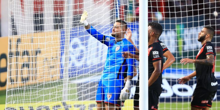 Com defesa de pênalti e gol de goleiro, Atlético-GO vence Fortaleza
