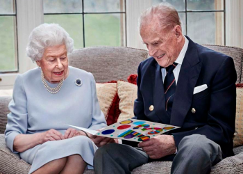 Rainha Elizabeth 2ª e príncipe Philip recebem vacina contra coronavírus