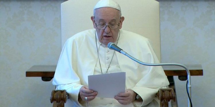 Papa Francisco diz que deve tomar vacina contra a Covid-19 na próxima semana