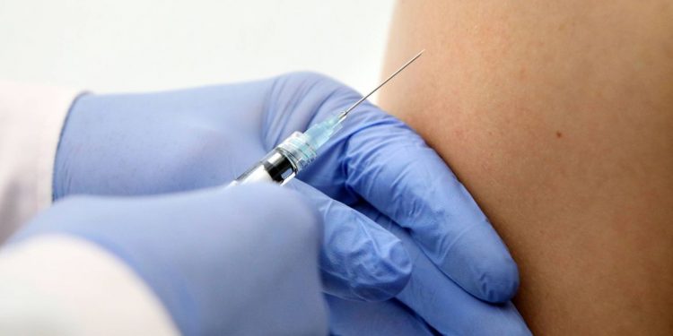 Promotorias investigam casos de ‘fura fila’ da vacina em seis estados