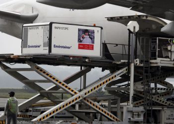 Vacinas contra a covid-19 começam a ser distribuídas