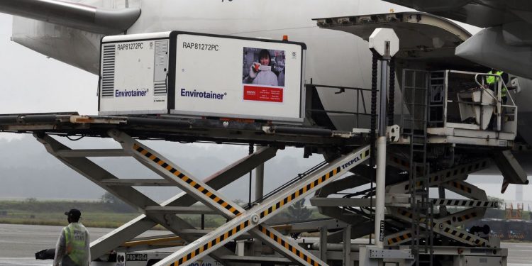 Vacinas contra a covid-19 começam a ser distribuídas