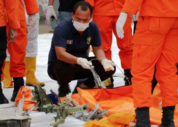 Encontrados corpos e destroços do Boeing 737 que caiu na Indonésia