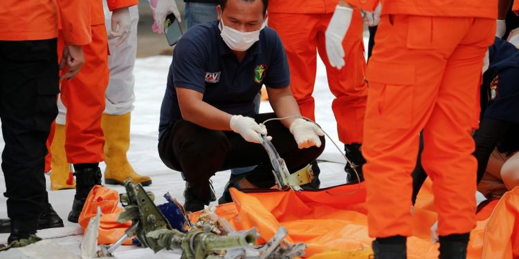 Encontrados corpos e destroços do Boeing 737 que caiu na Indonésia