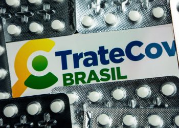 Aplicativo do Ministério da Saúde estimula usar hidroxicloroquina para tratar Covid até em bebês