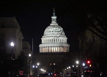 Policiais do Capitólio prendem homem que tentou passar por barreira com arma carregada