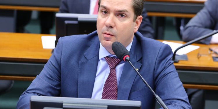 Deputado Eduardo Bismarck se pronuncia sobre invasão ao Congresso norte-americano