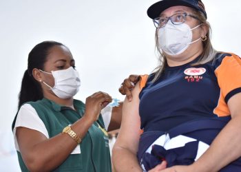 Após denúncias de favorecimento, Manaus suspende vacinação por 24h