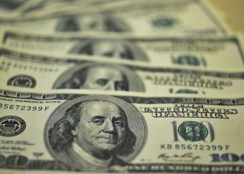 Dólar inicia ano em forte alta e fecha a R$ 5,26
