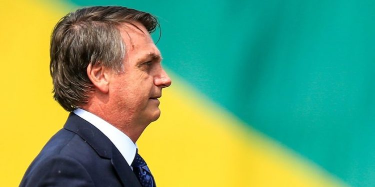 Bolsonaro diz que povo brasileiro não tem medo do perigo e volta a criticar isolamento social