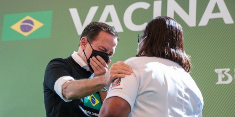 Para 46%, Doria faz mais que Bolsonaro contra Covid-19, diz Datafolha