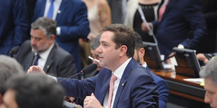 Quarenta deputados estiveram presentes em todas as sessões de 2020; dois são cearenses