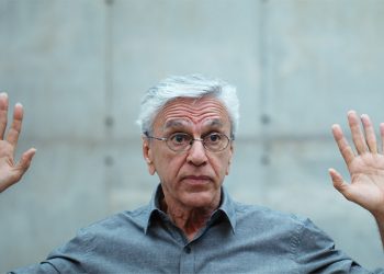 Caetano Veloso processa pesquisadora do Butantan que o chamou de ‘macaco pedófilo’