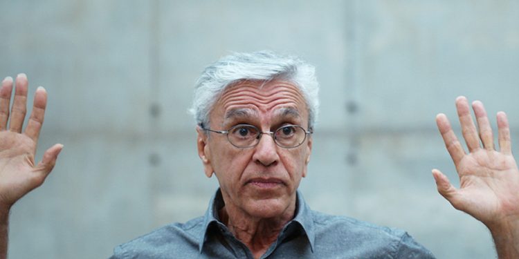 Caetano Veloso processa pesquisadora do Butantan que o chamou de ‘macaco pedófilo’