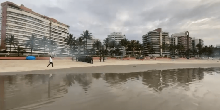 PM lança bombas de gás para encerrar luau clandestino de Réveillon em praia badalada de SP