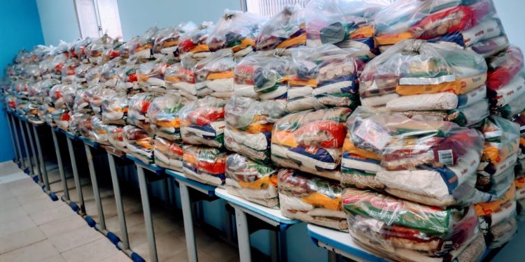 Aracati: alunos da Escola Beni Carvalho recebem segunda remessa de cestas básicas do governo