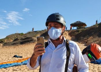 Prefeito de Aracati sobrevoa Canoa Quebrada de parapente para visitar obras
