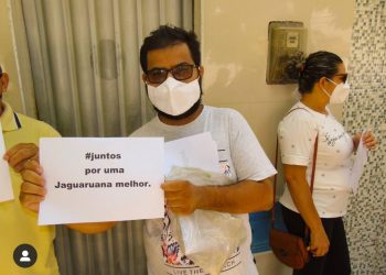 Servidores públicos de Jaguaruana realizam manifestação em frente ao Fórum da cidade