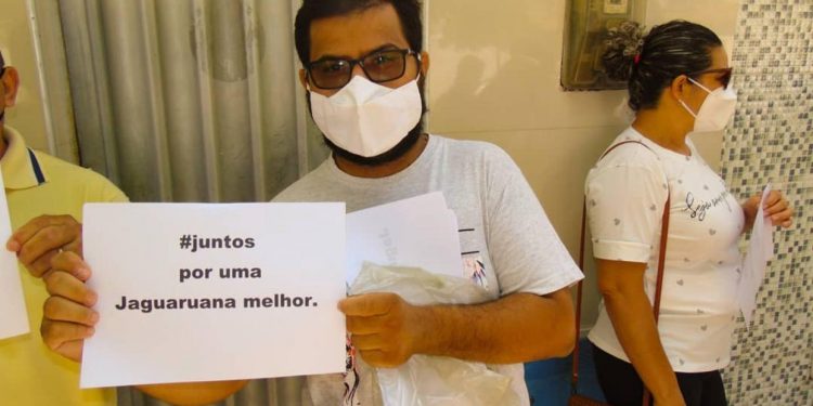 Servidores públicos de Jaguaruana realizam manifestação em frente ao Fórum da cidade