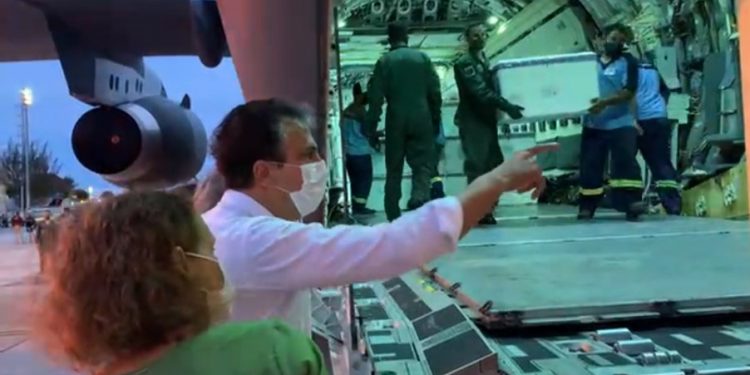 Camilo Santana recebe avião da FAB com vacinas contra a covid-19