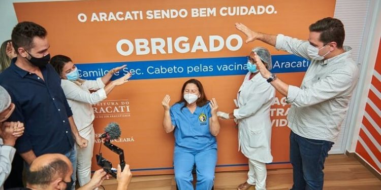 Enfermeira e Técnico do HMED são os primeiros a se vacinarem contra a covid-19 em Aracati