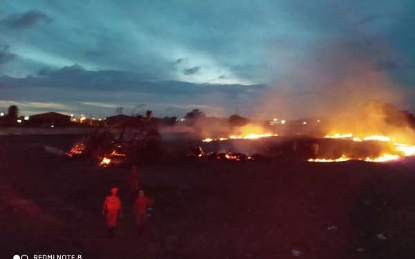 Aracati: Bombeiros debelam incêndio em vegetação próximo ao Aeroporto