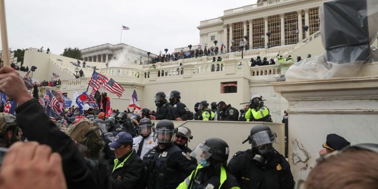 Insuflada por Trump, multidão invade Congresso e paralisa ratificação de Biden