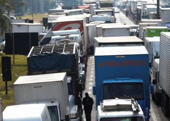 Justiça Federal proíbe caminhoneiros grevistas de bloquear BR-101