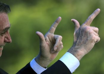 ‘Brasil quebrado’ deu reajuste a policial e cortou tributo de arma