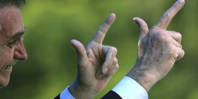 ‘Brasil quebrado’ deu reajuste a policial e cortou tributo de arma