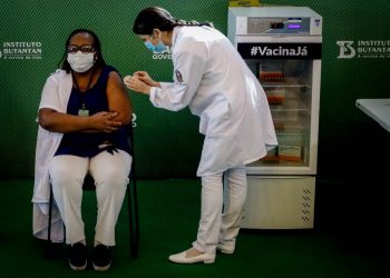 Minutos após aval da Anvisa, enfermeira do Emilio Ribas recebe a primeira vacina contra a Covid no Brasil