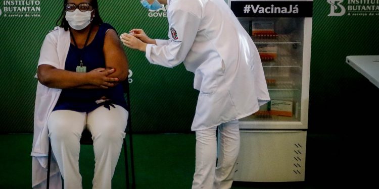 Minutos após aval da Anvisa, enfermeira do Emilio Ribas recebe a primeira vacina contra a Covid no Brasil
