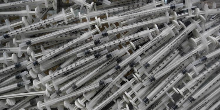 Governo federal encomenda mais 30 milhões de seringas, diz associação de fabricantes