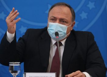 População deve manter afastamento social, defende Pazuello