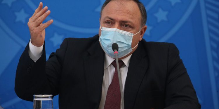 População deve manter afastamento social, defende Pazuello