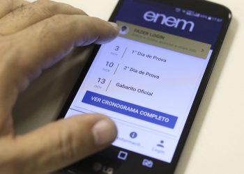 Candidatos do Enem lidam com internet precária e estudos pelo celular