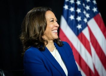 Kamala faz juramento e se torna a primeira vice-presidente da história dos EUA