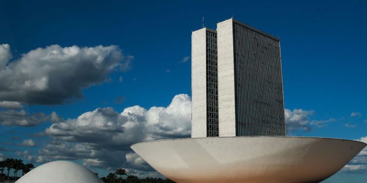 Congresso volta ao trabalho com pautas urgentes na mesa