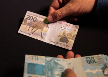 Novo reajuste que levaria salário mínimo a R$ 1.102 pode ficar para o ano que vem