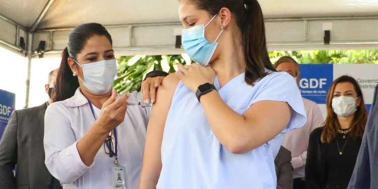 Vacinação contra a covid-19 já teve início em quase todo o país
