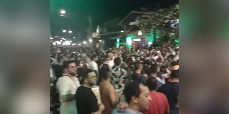 Praia de Pipa, no Rio Grande do Norte, tem aglomeração no Carnaval