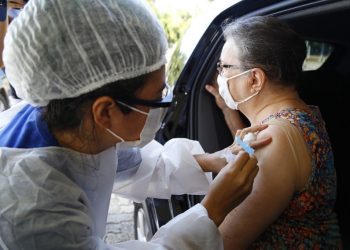 Camilo conversa com laboratórios para aquisição direta de vacinas, caso Plano Nacional de Imunização não seja suficiente